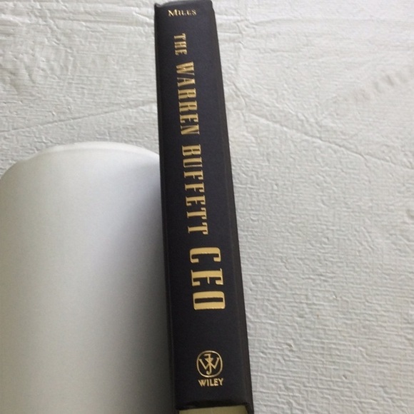 Blue Hardcover Book - The Warren Buffett CEO - Picture 4 of 6